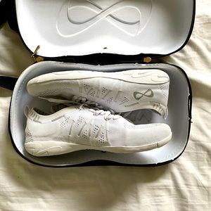 NFINITY FLYTE CHEER SHOE SIZE 8 WITH CASE